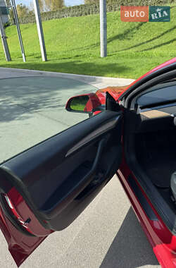 Седан Tesla Model 3 2022 в 
