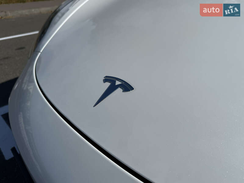 Седан Tesla Model 3 2021 в Киеве