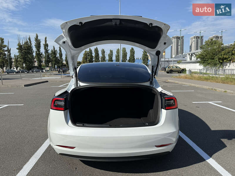Седан Tesla Model 3 2021 в Киеве