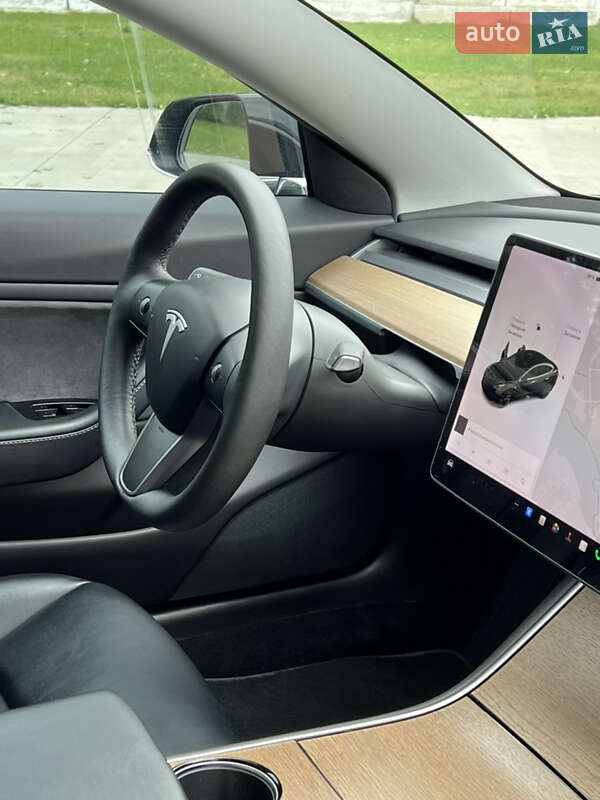 Седан Tesla Model 3 2019 в Луцке