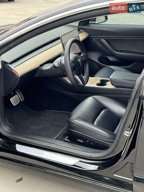Седан Tesla Model 3 2019 в Луцке