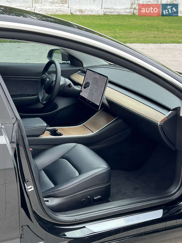 Седан Tesla Model 3 2019 в Луцке