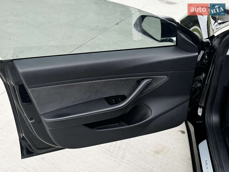 Седан Tesla Model 3 2019 в Луцке