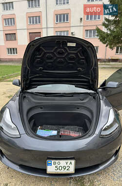 Седан Tesla Model 3 2022 в 