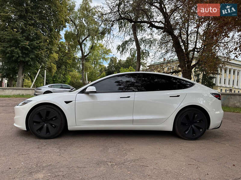 Седан Tesla Model 3 2024 в Чернигове