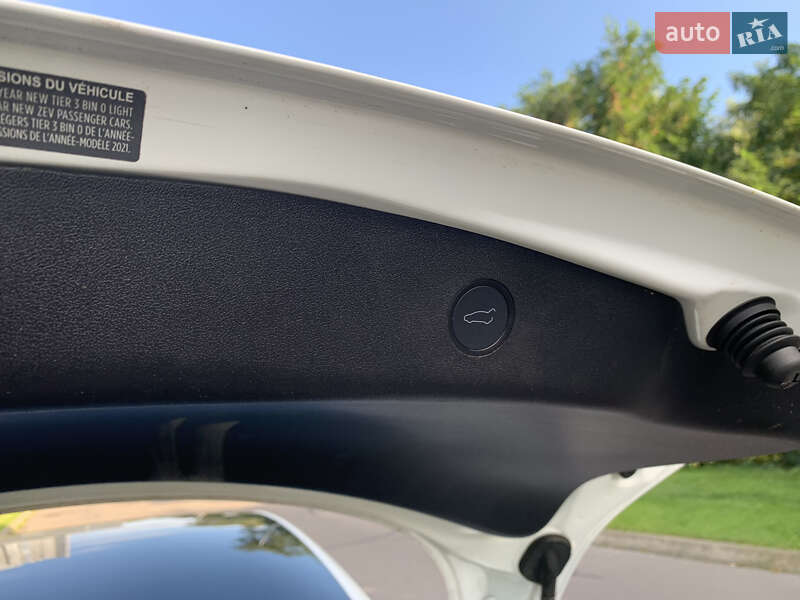 Седан Tesla Model 3 2021 в Києві