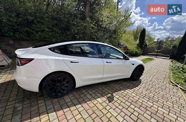 Седан Tesla Model 3 2022 в 