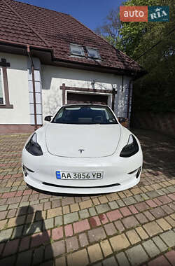 Седан Tesla Model 3 2022 в 
