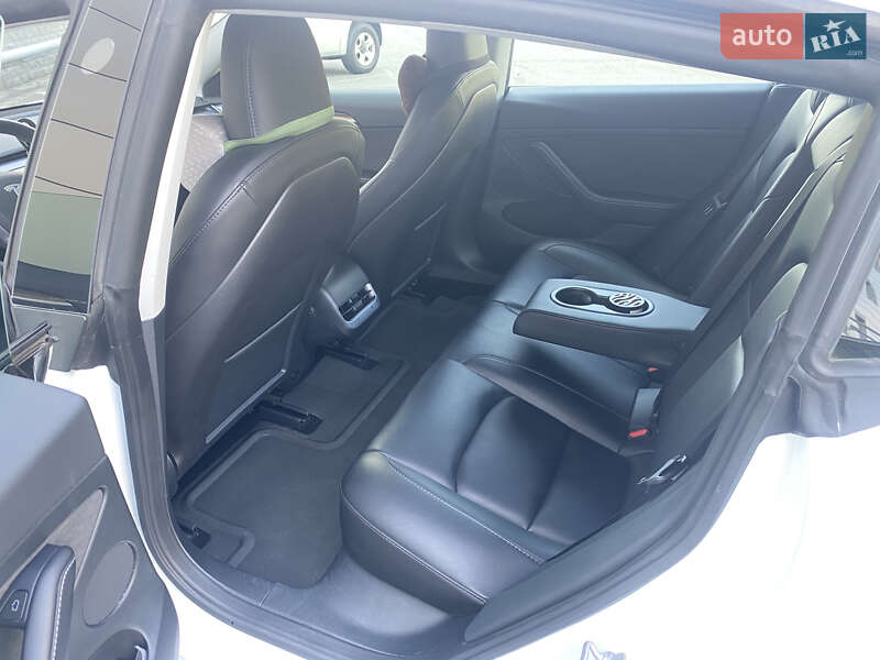 Седан Tesla Model 3 2023 в Броварах
