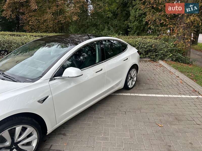 Седан Tesla Model 3 2019 в Львові