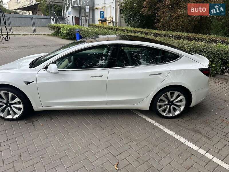 Седан Tesla Model 3 2019 в Львові
