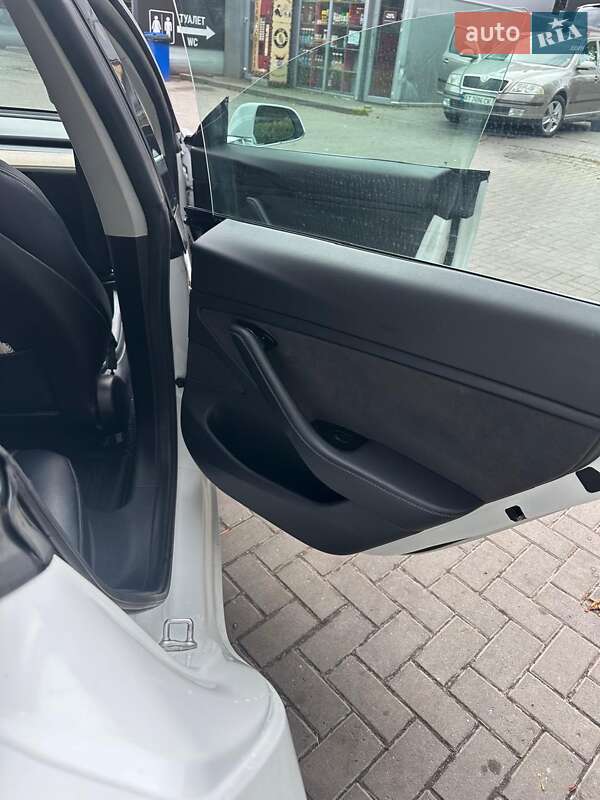 Седан Tesla Model 3 2019 в Львові
