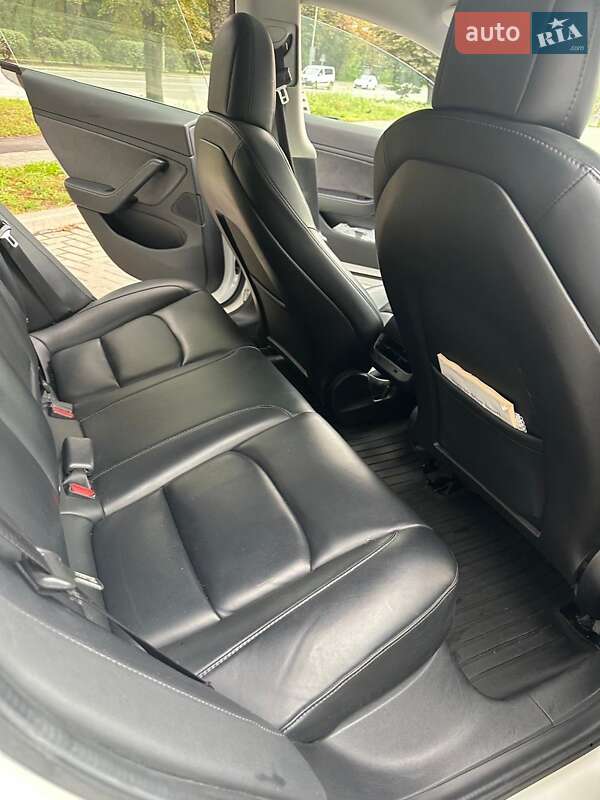 Седан Tesla Model 3 2019 в Львові