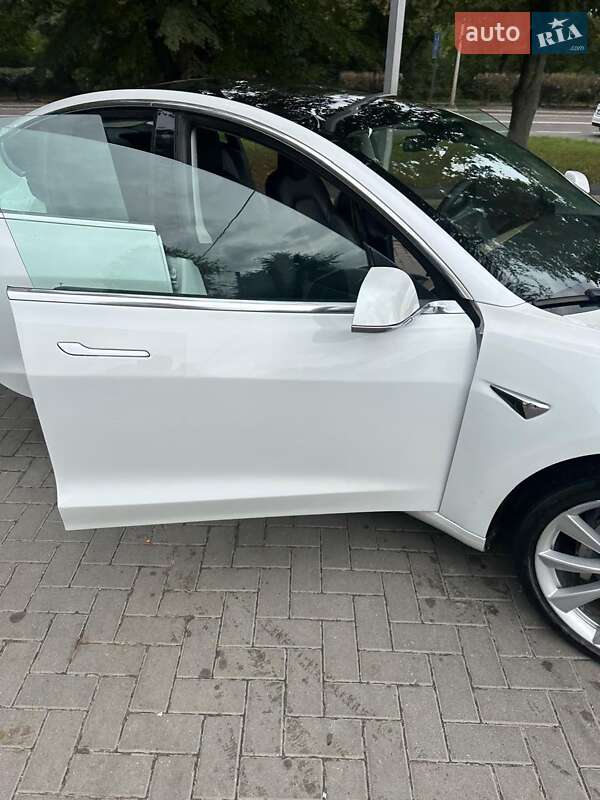 Седан Tesla Model 3 2019 в Львові
