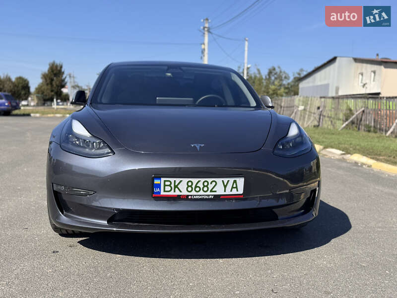Седан Tesla Model 3 2023 в Буче