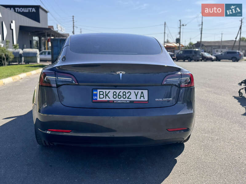 Седан Tesla Model 3 2023 в Буче