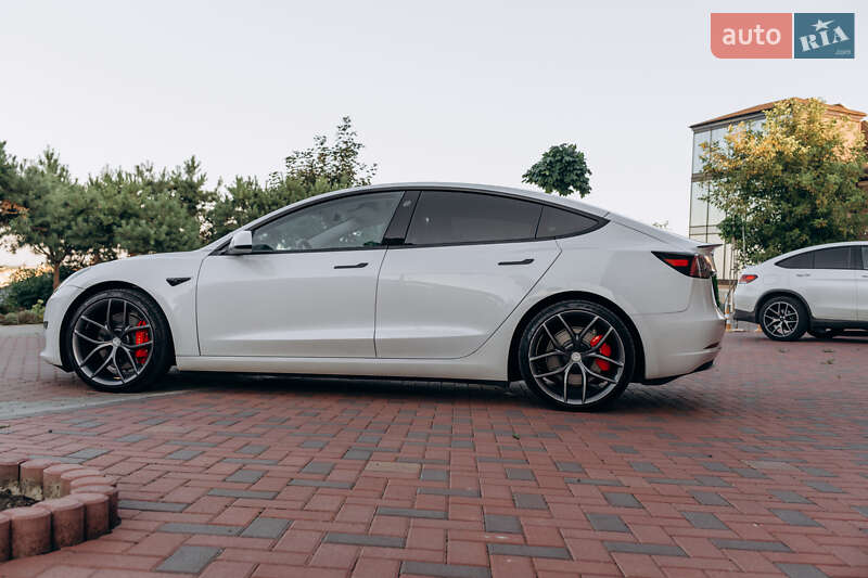 Седан Tesla Model 3 2023 в Чернівцях