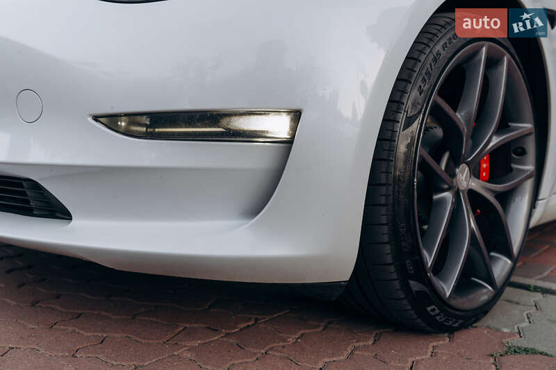 Седан Tesla Model 3 2023 в Чернівцях