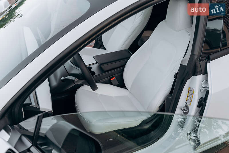 Седан Tesla Model 3 2023 в Чернівцях