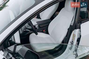 Седан Tesla Model 3 2023 в 