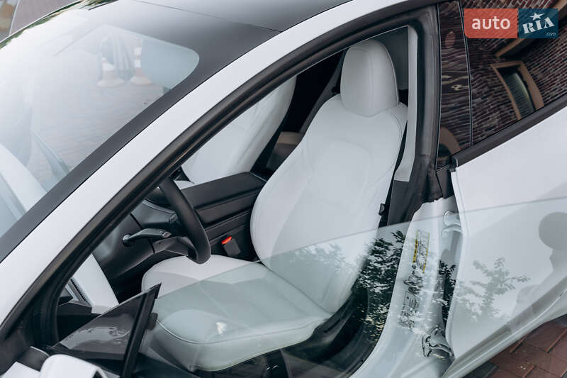 Седан Tesla Model 3 2023 в Чернівцях