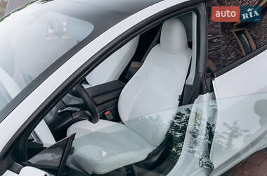 Седан Tesla Model 3 2023 в 