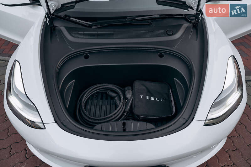Седан Tesla Model 3 2023 в Чернівцях