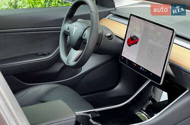Седан Tesla Model 3 2020 в 