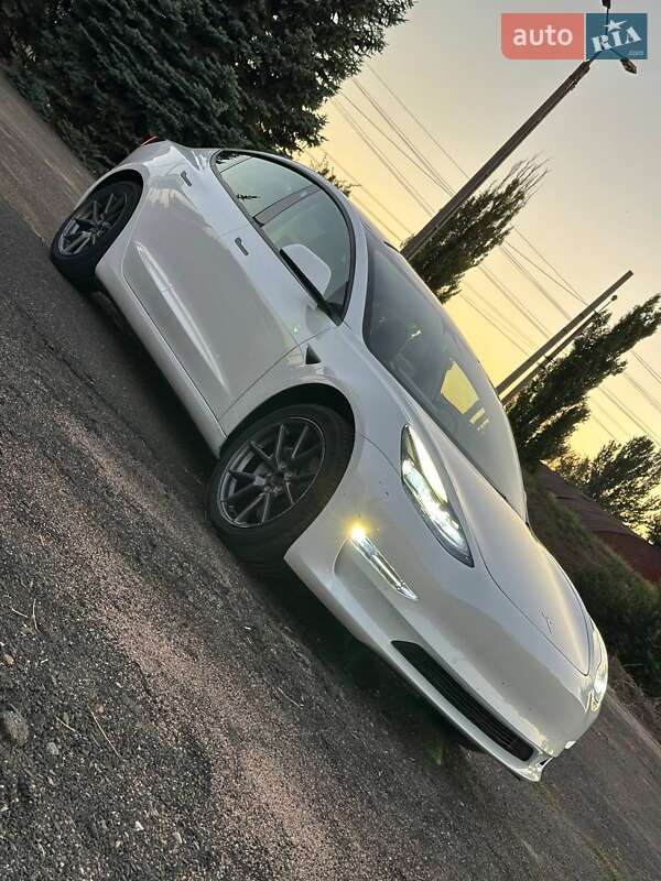 Седан Tesla Model 3 2022 в Кривому Розі