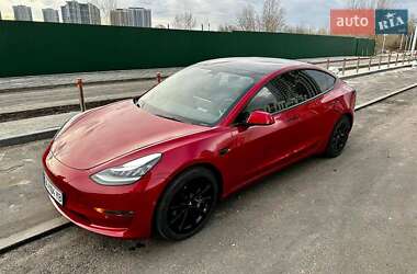 Седан Tesla Model 3 2022 в 