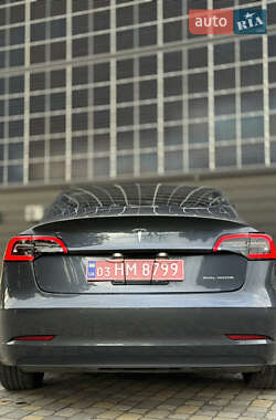 Седан Tesla Model 3 2022 в 