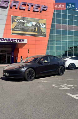 Седан Tesla Model 3 2024 в 