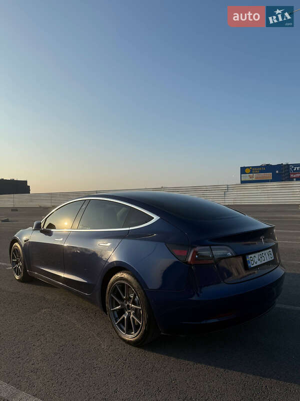 Седан Tesla Model 3 2018 в Львові