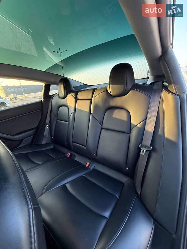 Седан Tesla Model 3 2018 в Львові