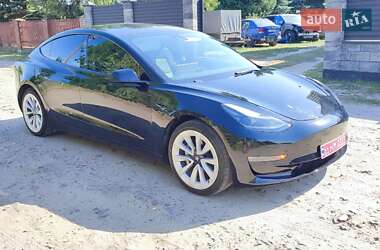 Седан Tesla Model 3 2022 в 