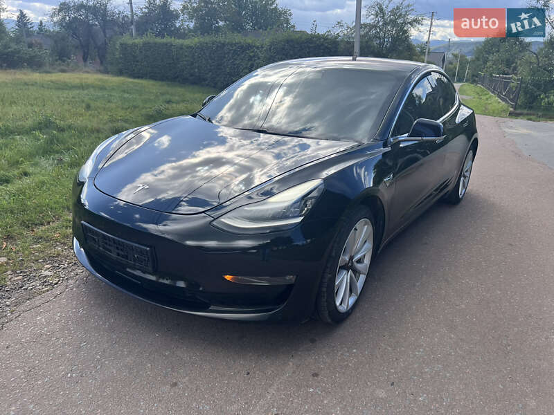 Седан Tesla Model 3 2018 в Долині
