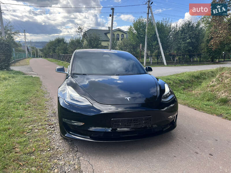 Седан Tesla Model 3 2018 в Долині