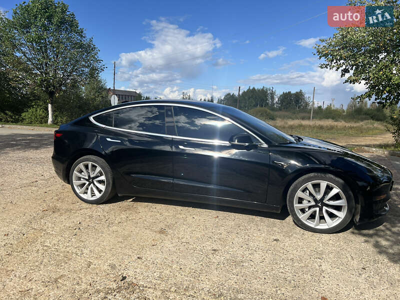 Седан Tesla Model 3 2018 в Долині