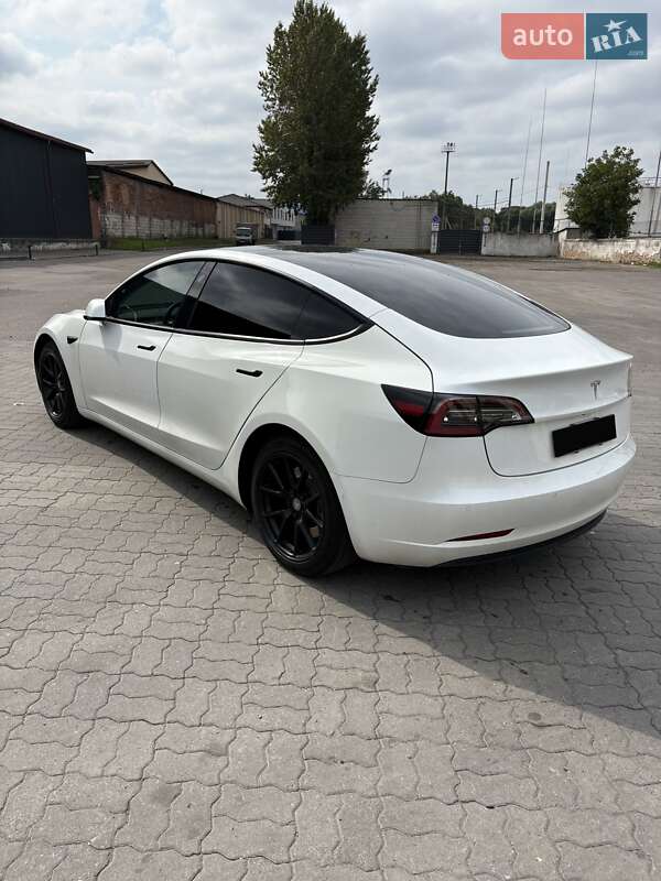 Седан Tesla Model 3 2021 в Львові