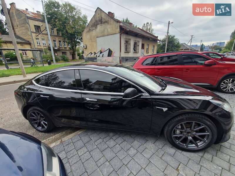 Седан Tesla Model 3 2018 в Львове