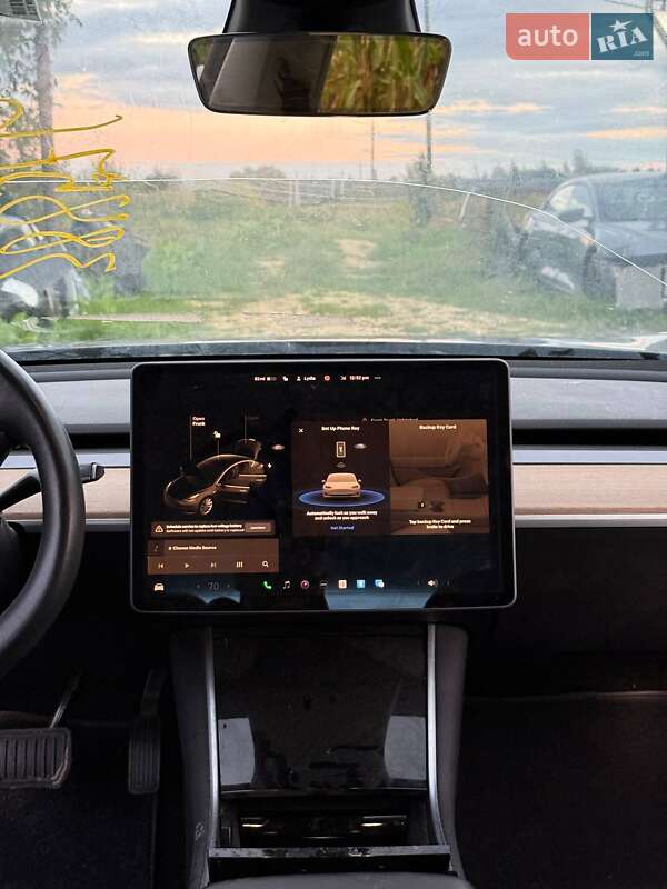 Седан Tesla Model 3 2019 в Львові