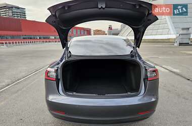 Седан Tesla Model 3 2022 в 