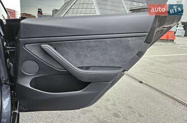 Седан Tesla Model 3 2022 в 