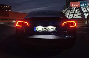 Седан Tesla Model 3 2022 в 