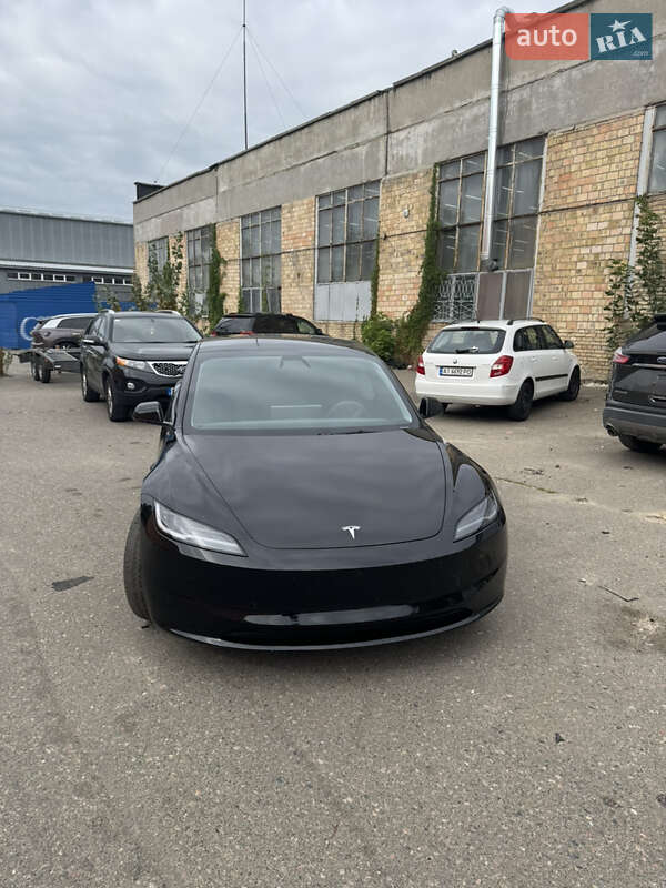 Седан Tesla Model 3 2025 в 