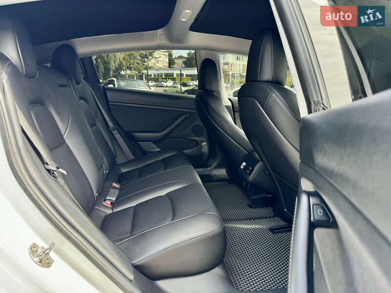 Седан Tesla Model 3 2021 в Виннице