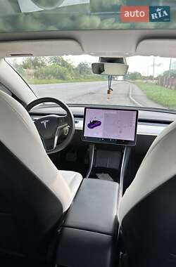 Седан Tesla Model 3 2020 в 