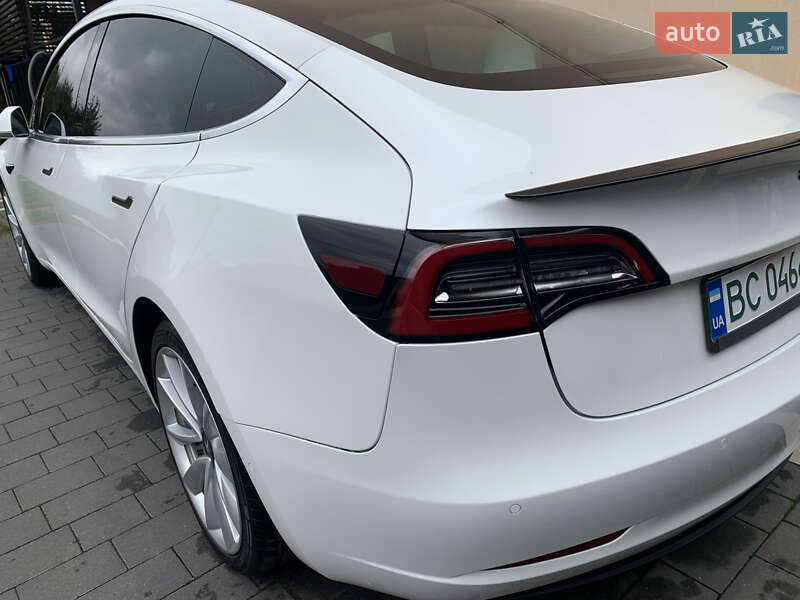 Седан Tesla Model 3 2019 в Львові