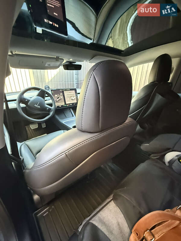 Седан Tesla Model 3 2022 в Буче