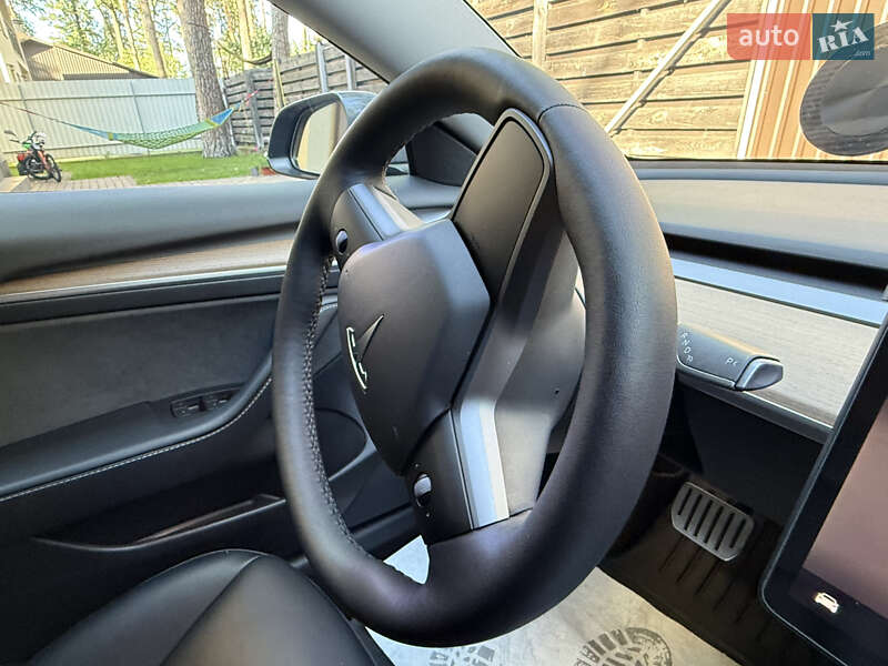 Седан Tesla Model 3 2022 в Буче